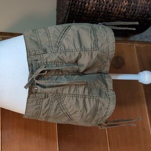 Old Navy Army GREEN Khaki Shorts Sits below Waist SZ8